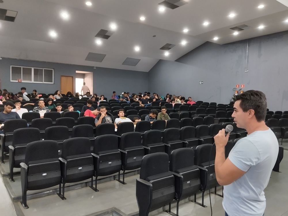 Diretor Marcos Antônio durante encontro com alunos e servidores